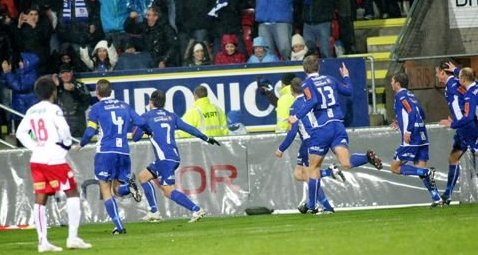 ØYEBLIKKET: 6. november 2009 vant Sarpsborg 08 i Fredrikstad. Fotballbyen våknet til live. (Foto: Thomas Andersen)