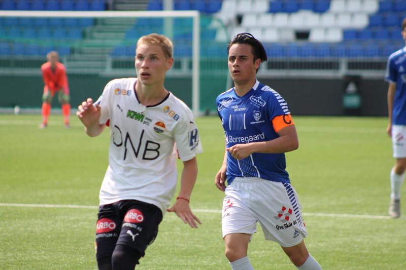 I FORM: Adrian Hansen viste fram skuddfoten mot Godset. (Foto: Renate Schjolden)