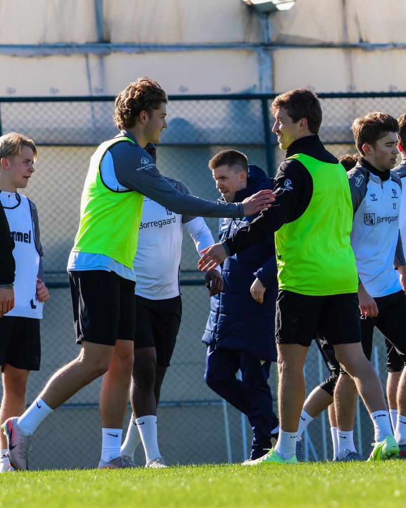 Andreas Nibe (t.v.) har funnet seg godt til rette i Sarpsborg. Her i hyggelig prat med Niklas Sandberg på trening i Tyrkia.