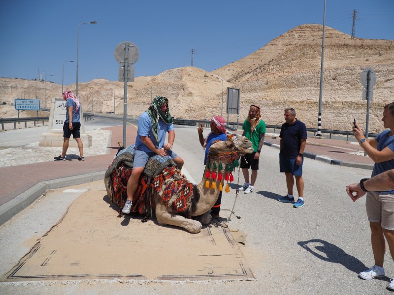 PÅ KAMELRYGGEN: Jon Andersen fra Invest fikk seg en tur på en kamel. (Foto: Tobias Nordli)