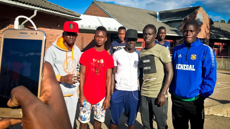 POPULÆR: Alle vil ha et bilde med Krépin (Foto: Alexander Klaussen)