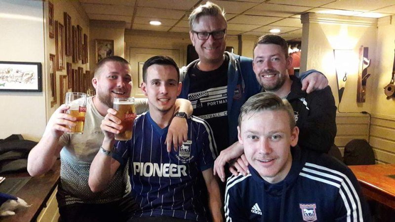 Ipswich-gutta ladet opp før kampen på Stadion. (Foto: Privat)