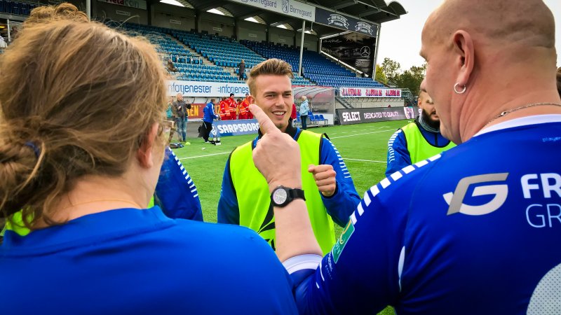 GULE VESTER: Kristoffer Normann Hansen og Sarpsborg 08 ble tidlig satt på plass. Her var det ingen tvil om hvem som var hjemmelag.