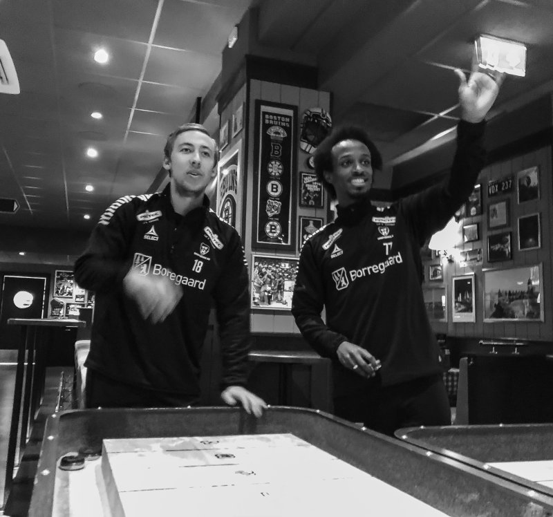 Mikkel Agger og Amin Askar konkurrerte i shuffle på O'Learys.