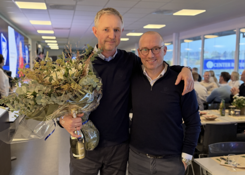 TAKKET AV: John Olav Harr fra styret takket av Raymond Fjeld da partnerne var samlet for den årlige julelunsjen.