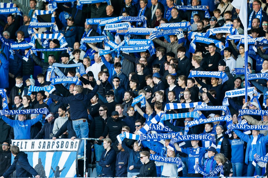 Sarpsborg 20250406. Supportere fra Sarpsborg under eliteseriekampen i fotball mellom Sarpsborg og Vålerenga på Sarpsborg stadion.Foto: Christoffer Andersen / NTB