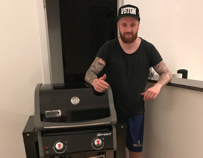 LIVSNYTER: Ronnie Schwartz sier ikke nei takk til grillings på sommeren. (Foto: Privat)