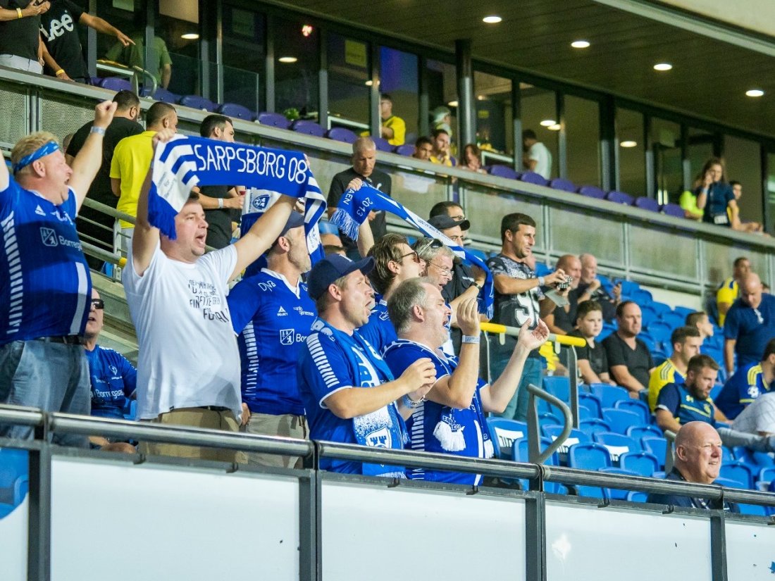 TEL AVIV: Sammen med kompiser og Invest var Morten på plass i Invest og støttet Sarpsborg 08 fram til Europa League.