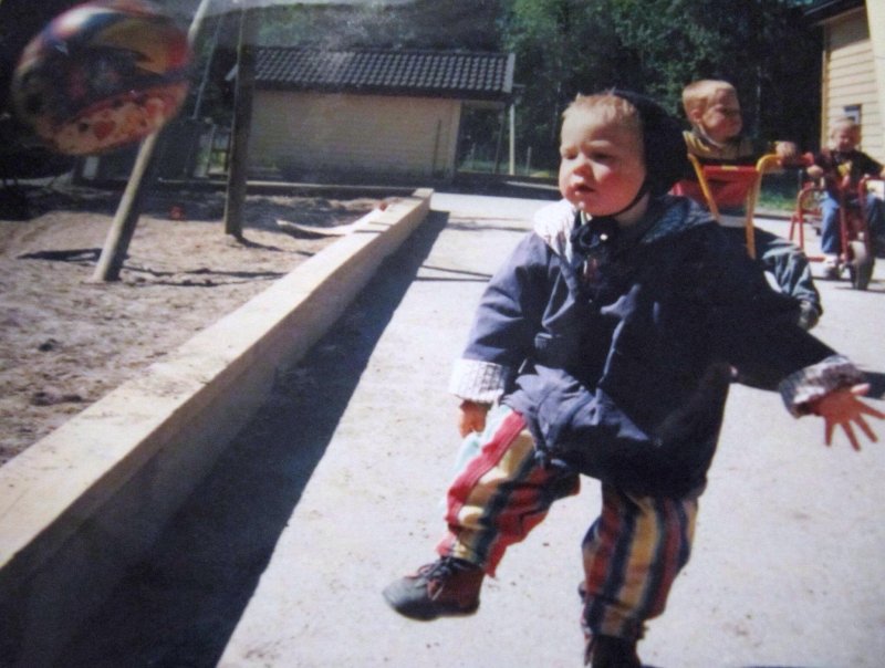 TIDLIG LEKEN: Gaute Vetti har alltid vært aktiv med fotballen. Her fra tiden i barnehagen. (Foto: Privat)